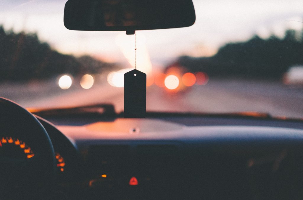 menjaga kebersihan dasboard mobil