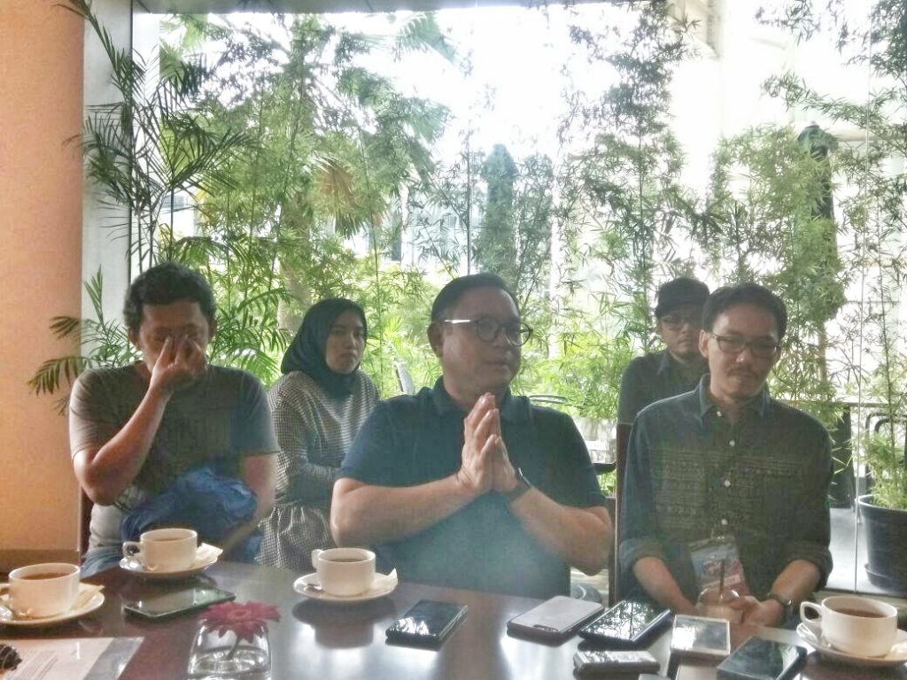 Daniel Tumiwa dan kedua rekan ADSvokat