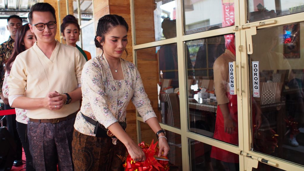 Bakoel Ussy Warteg Kekinian di Jakarta Timur