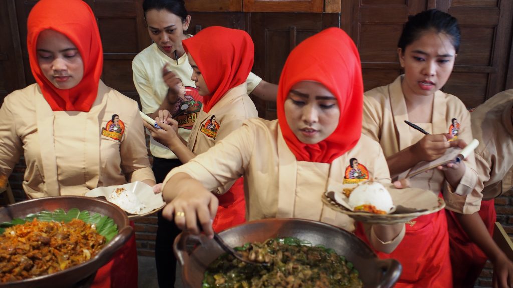 Bakoel Ussy Warteg Kekinian di Jakarta Timur