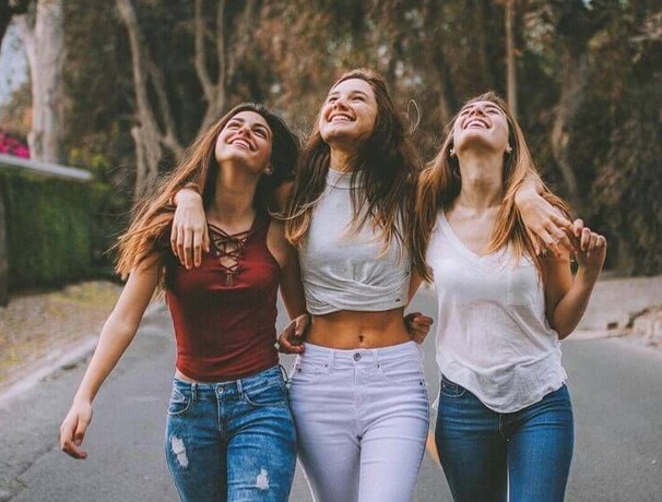 gaya foto bareng sahabat