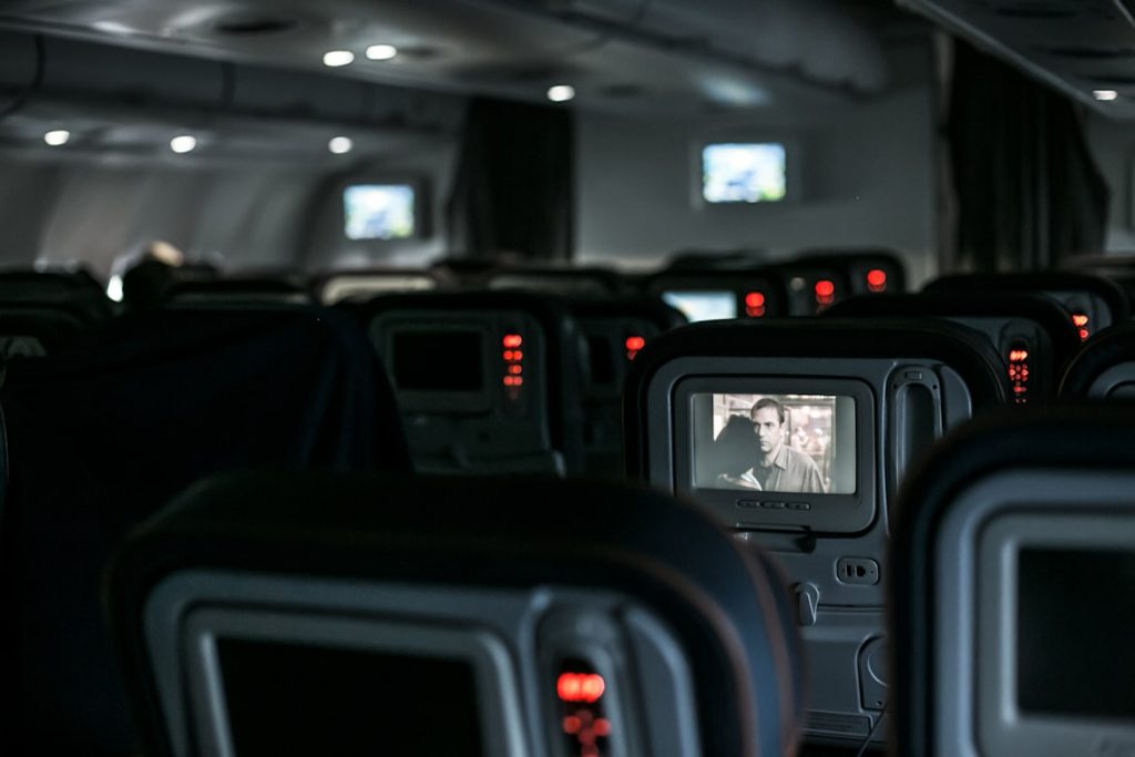 Etika Menggunakan Perangkat Elektronik di Dalam Pesawat